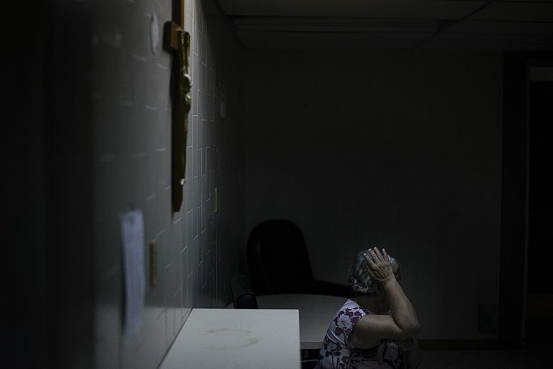 Paciente aguarda atendimento em hospital da Cruz Vermelha em Caracas, capital venezuelana; federação anunciou ajuda humanitária em abril