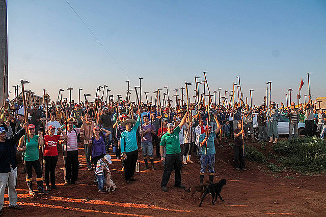 Trabalhadores sem-terra do acampamento Herdeiros da Terra, em Rio Bonito do Iguaçu (PR), na luta por reforma agrária