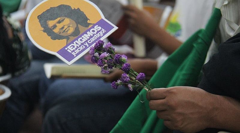 Protesto pede justiça para Berta Cáceres, liderança indígena assassinada por lutar por comunidade hondurenha