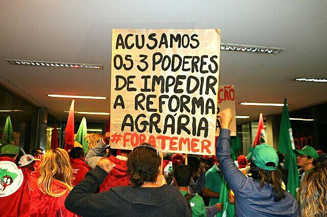 Militantes ocuparam o edifício do governo nas primeiras horas desta segunda-feira