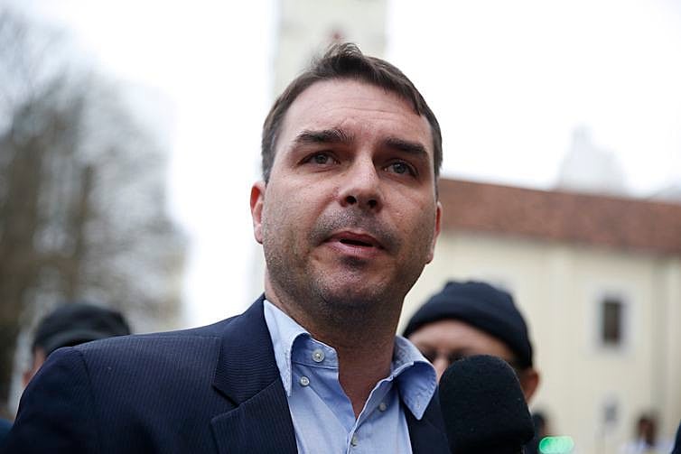 Queiroz é pivô de investigação sobre transações suspeitas no total de R$ 1,23 milhão, feitas em uma conta-corrente de Flávio Bolsonaro