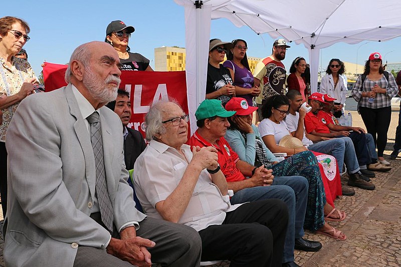 Militantes participam de ato político em Brasília rodeados de apoiadores