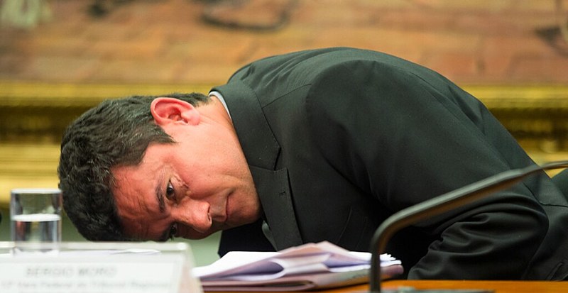 Especialistas afirmam que decisão de Moro (acima) não tem amparo legal