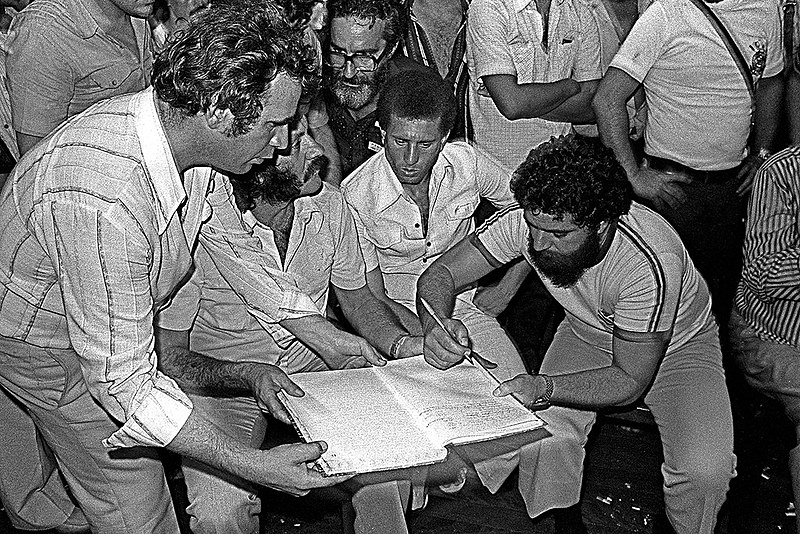Lula assina a ata de fundação do PT no Colégio Sion, em São Paulo, em 1980