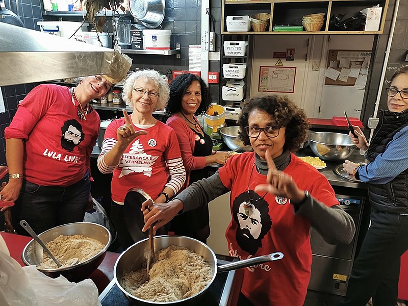 Em Paris, Mutirão Lula Livre fez feijoada em defesa da democracia