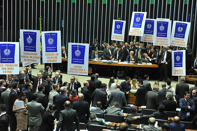 A nova lei muda as regras da CLT, e mexe - pra pior - em direitos como férias, jornada de trabalho, banco de horas