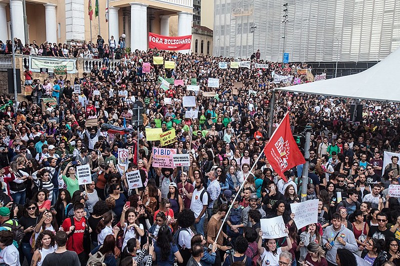 Dia Nacional em Defesa da Educação aconteceu dia 15 de maio e lotou as capitais brasileiras; na imagem, a mobilização em Florianópolis (SC)