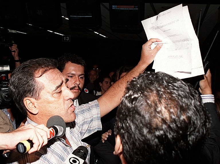 O oficial de justiça José Ronaldo de Jesus Silva interrompe o leilão da Vale brandindo liminar de suspensão