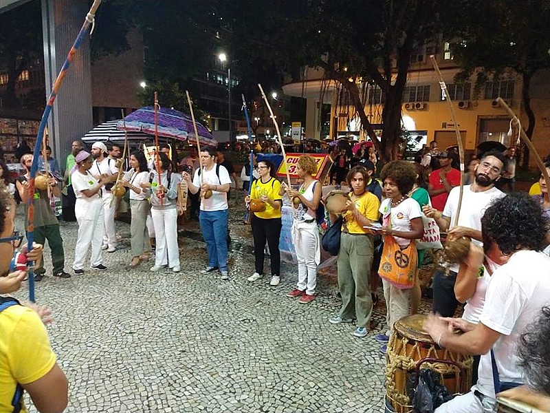 Mesmo com o tempo instável no Rio, os participantes realizaram o ato em homenagem à memória de Mestre Moa