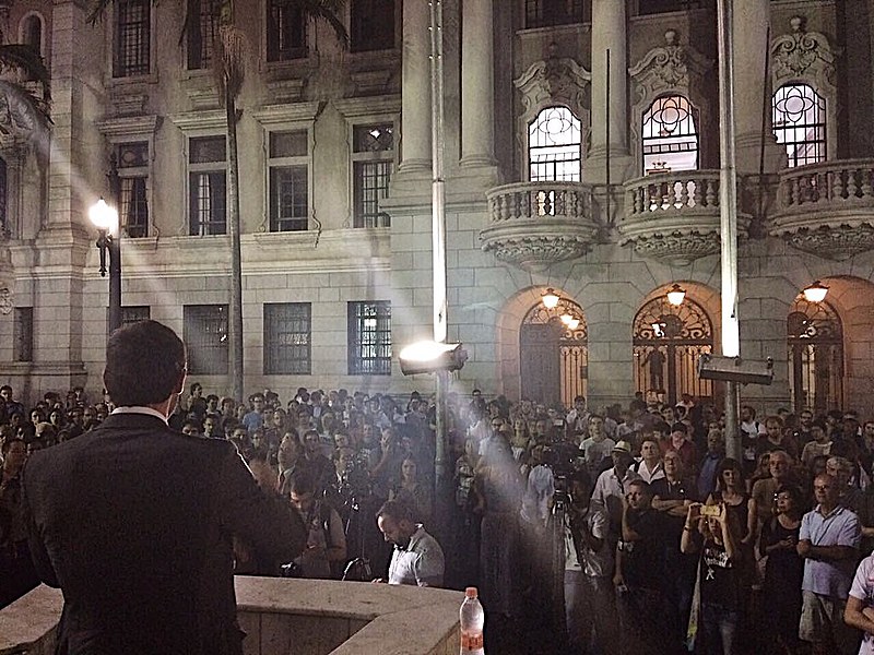 Juristas discursam em frente à Faculdade de Direito Largo São Francisco, em São Paulo