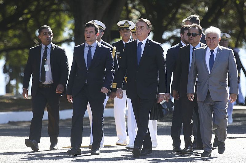 Moro ao lado d Bolsonaro durante cerimônia em Brasília