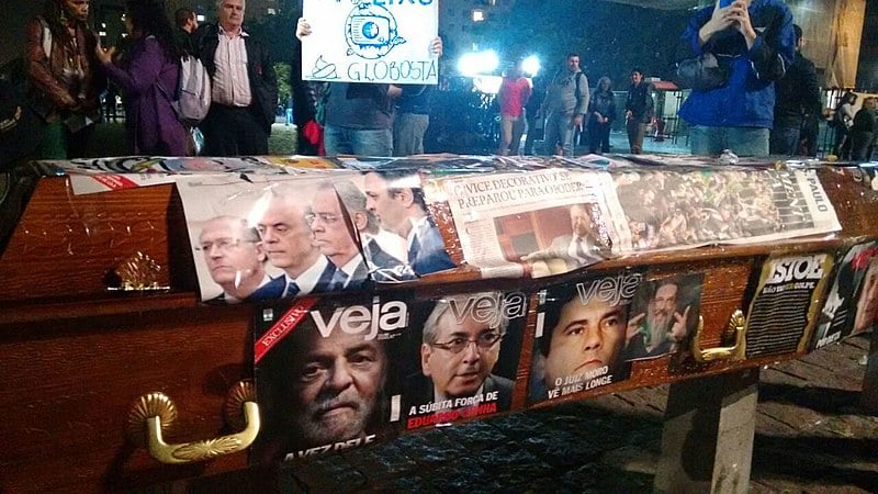 Ato no vão do Masp, em São Paulo (SP), no início da noite desta quinta (5)