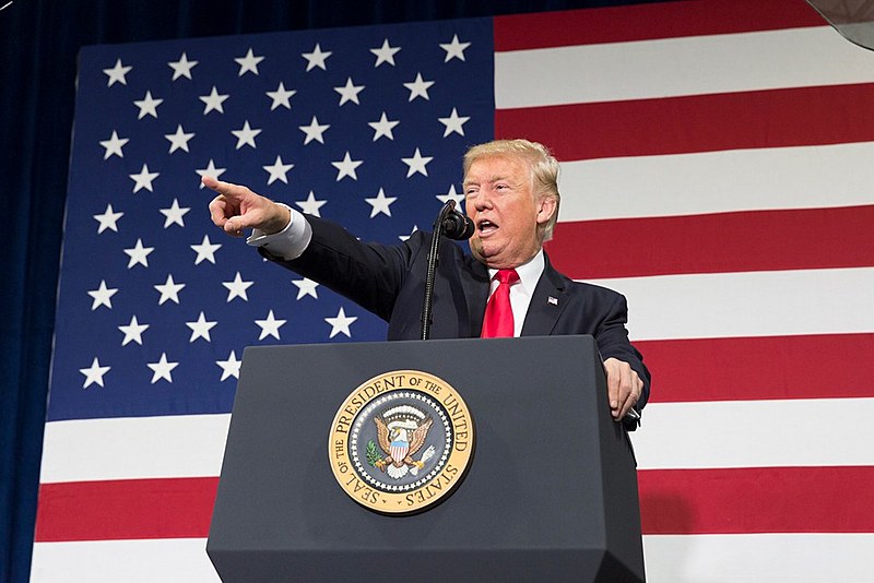 Ao assumir o cargo, em janeiro, Donald Trump tinha 40% de aprovação popular, o índice mais baixo das últimas décadas. Atualmente, tem 35%