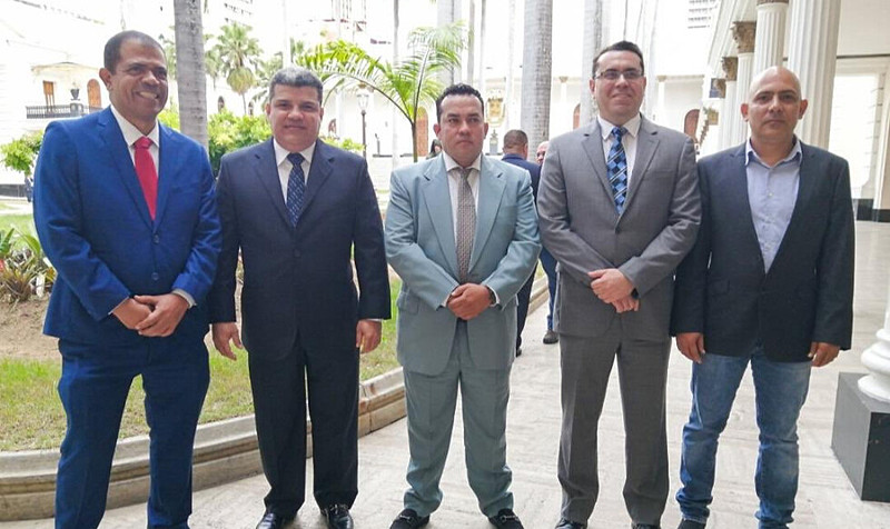 Nova junta diretiva será formada pelos deputados Luis Parra (ao centro) que assumirá o cargo de presidente, Franklin Duarte e José Gregorio