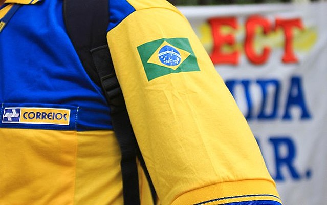 Trabalhadores dos Correios defendem o direito à saúde e são contra a privatização da empresa.