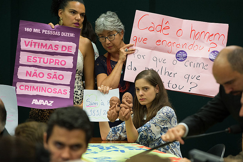 Mulheres protestam durante a realização da comissão especial que discute o aborto.