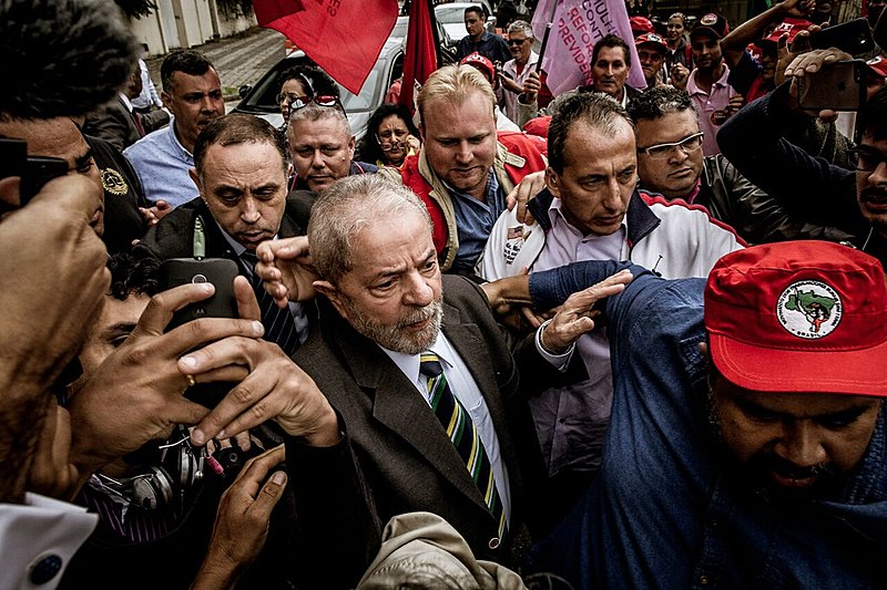 Ex-presidente Lula chegando ao prédio da Justiça Federal de Curitiba para depoimento
