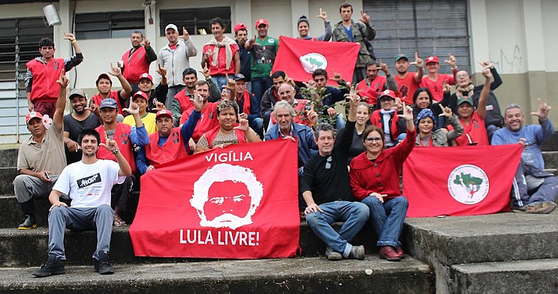 Integrantes do MST e do Congresso do Povo realizaram um mutirão de solidariedade no colégio estadual Santos Dumont