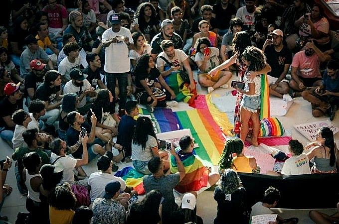"Quais políticas públicas de Estado estão sendo implementadas e discutidas para manutenção da saúde, vida e dignidade deste grupo?"