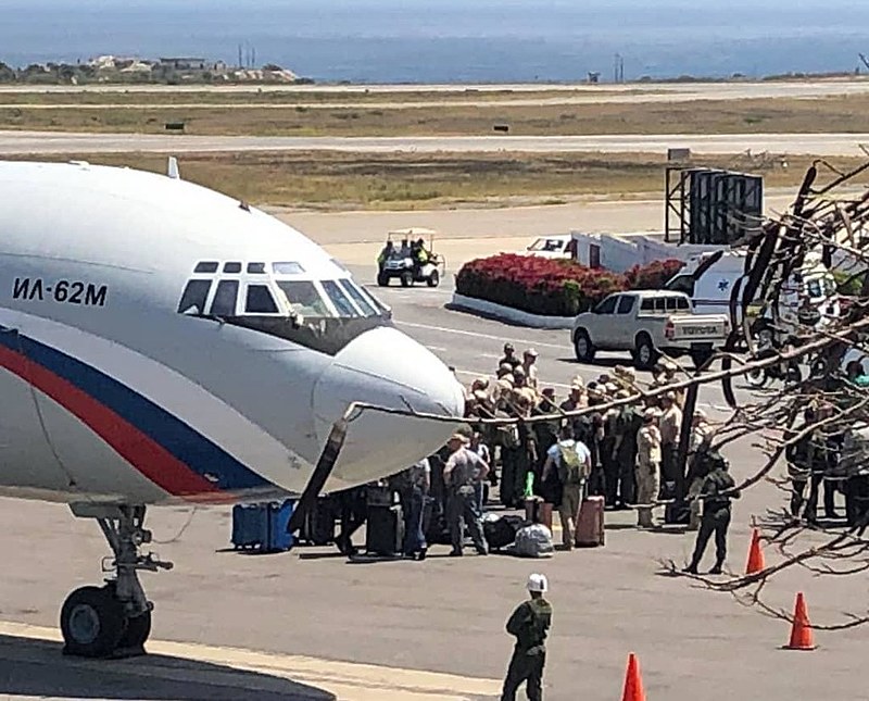 Avião russo desembarca militares e equipamentos em solo venezuelano
