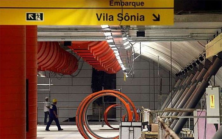 Placa indica caminha para Estação Vila Sônia, uma das 11 que deveriam ter sido entregues em 2010, mas que ainda nem foi construída