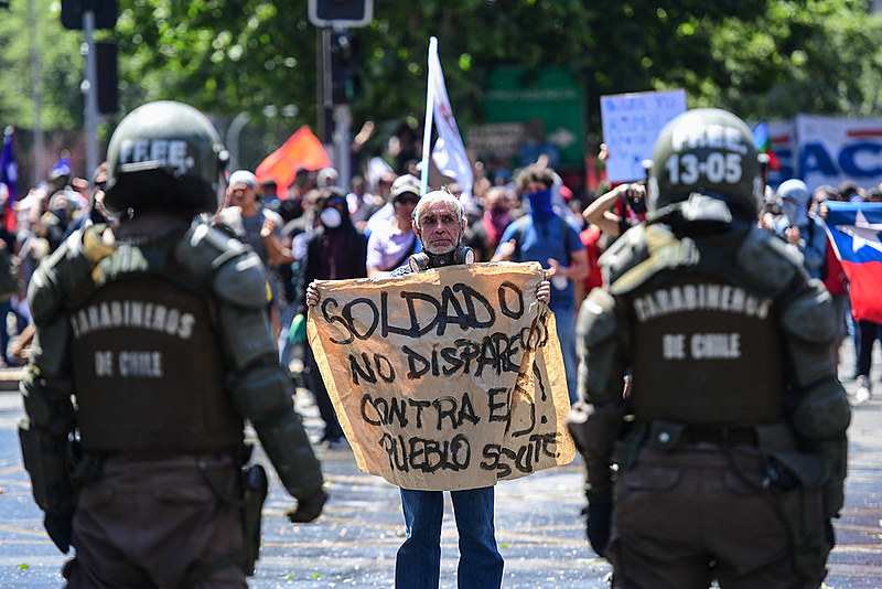 Chilenos protestam desde a última sexta-feira (18) contra o governo de Sebastián Piñera