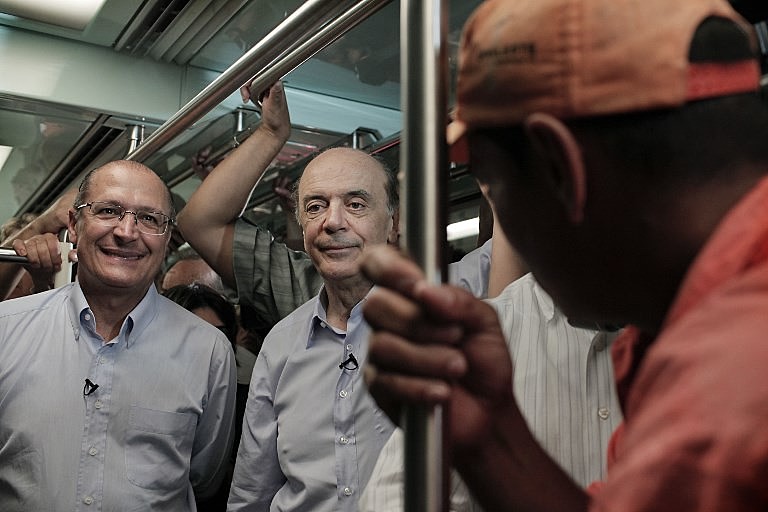 Alckmin e Serra no metrô durante campanha em 2010; esquema de corrupção funcionou durante governos do PSDB