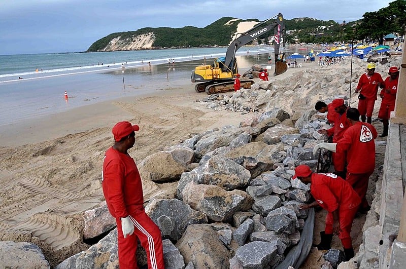 Em 2012, calçadão da Praia de Ponta Negra ficou completamente destruído por efeito da maré; situação pode piorar com verticalização da orla