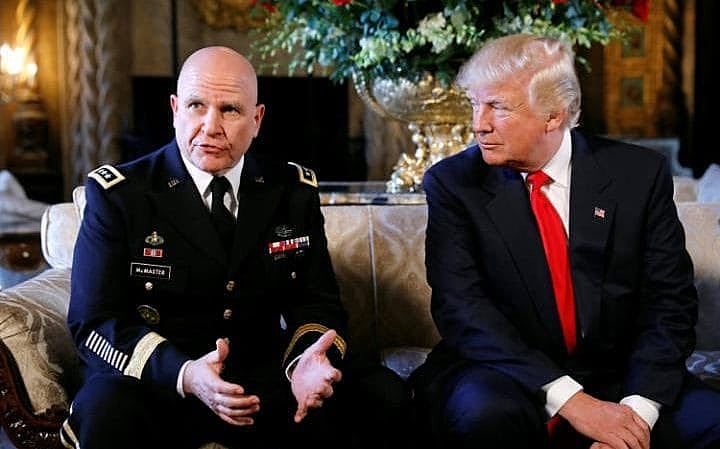O novo conselheiro de Segurança Nacional, General H.R. McMaster, e o presidente dos EUA, Donald Trump