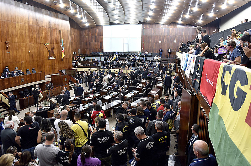 Servidores públicos pressionaram deputados nas galerias da Assembleia Legislativa