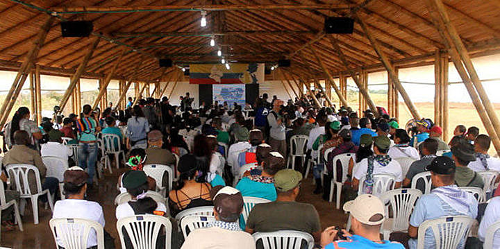 a conferencia movió también la economía local, con varios puestos de comida y ropa atendiendo a guerrilleros y visitantes.