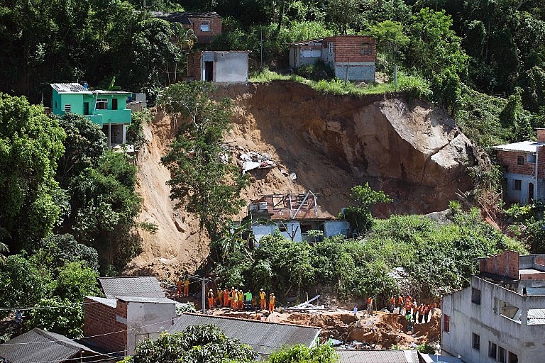 De acordo com a prefeitura, 200 pessoas estão trabalhando na limpeza do local e na arrecadação de donativos