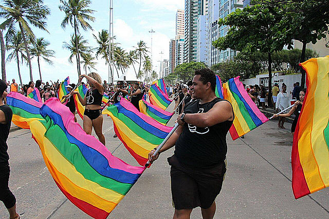 Manifestação propõe a união entre a celebração do orgulho LGBT e a luta política em defesa dos direitos humanos.
