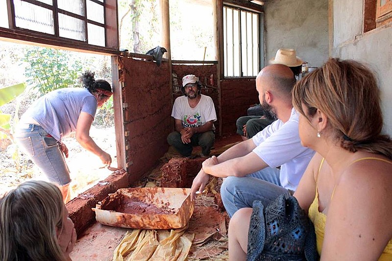 No sítio onde mora e dá aula de permacultura, o bioarquiteto Sérgio Pamplona dissemina práticas sustentáveis de construção