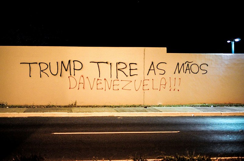 Em frente à Embaixada dos EUA em Brasília, muro foi pichado em repúdio às declarações de Trump contra a Venezuela
