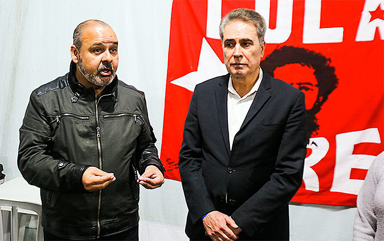 Stanley Gacek e Wagner Freitas falam a Vigília Lul Livre após visitar o ex-presidente Lula