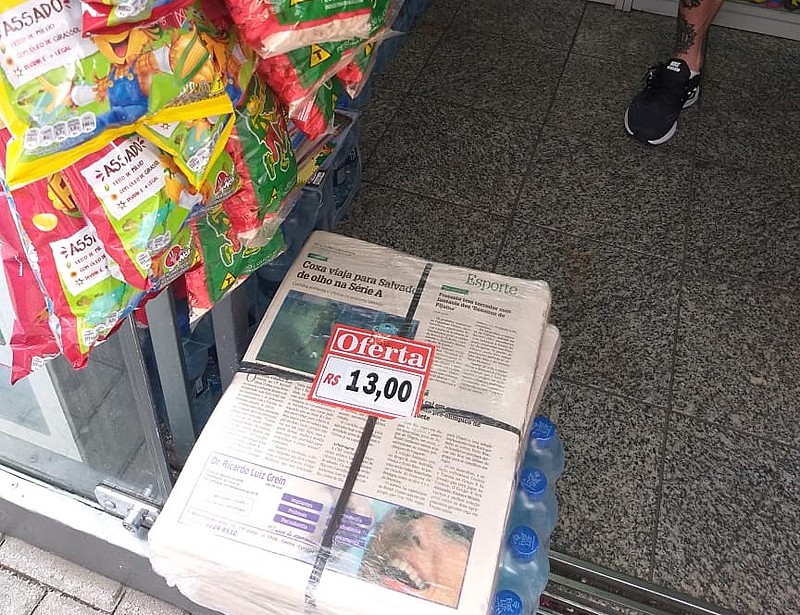 Prevalecem outros objetos pendurados, como brinquedos, artefatos tecnológicos baratos, lembranças turísticas e faixas de times de futebol