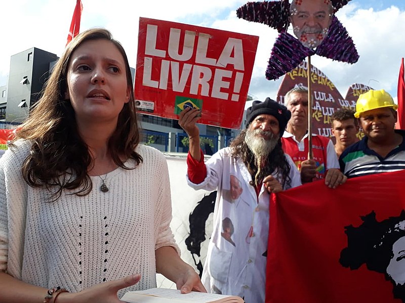 Nicole Briones conversa com os militantes na Vigília Lula Livre