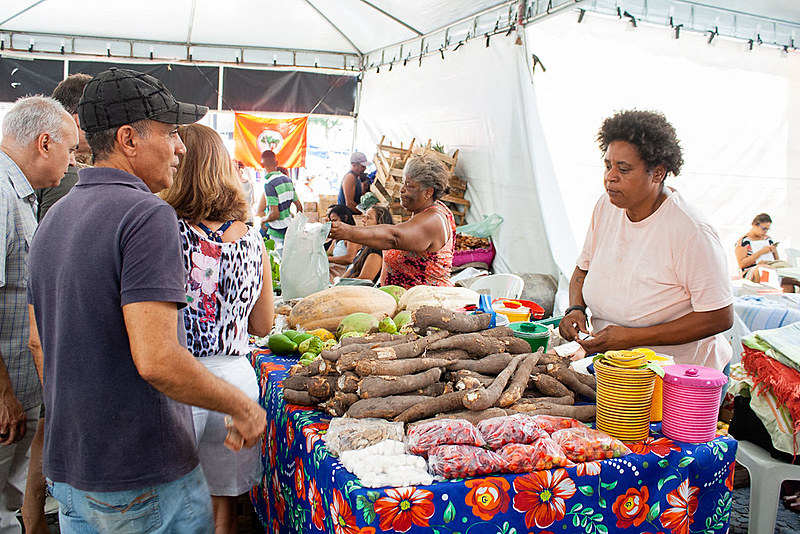 Banca dos agricultores do assentamento Paz na Terra na 10° Feira Estadual da Reforma Agrária Cícero Guedes
