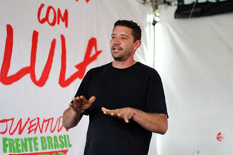 Anderson Gimenes afirma que ambos os políticos se valeram das consequências de graves crises econômicas