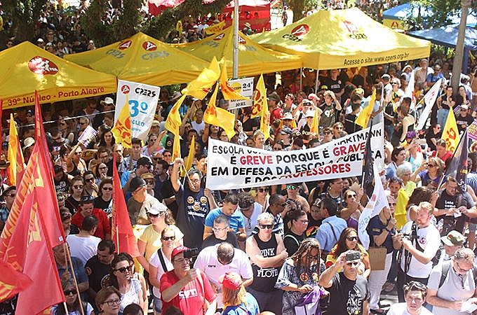 Assembleia geral unificada dos funcionários e professores definiu manter a greve