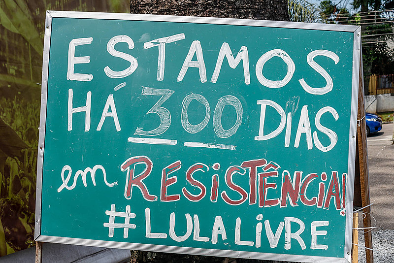 Vigília Lula Livre completou 300 dias de resistência nesta quinta-feira, aos arredores da Polícia Federal, em Curitiba (PR)