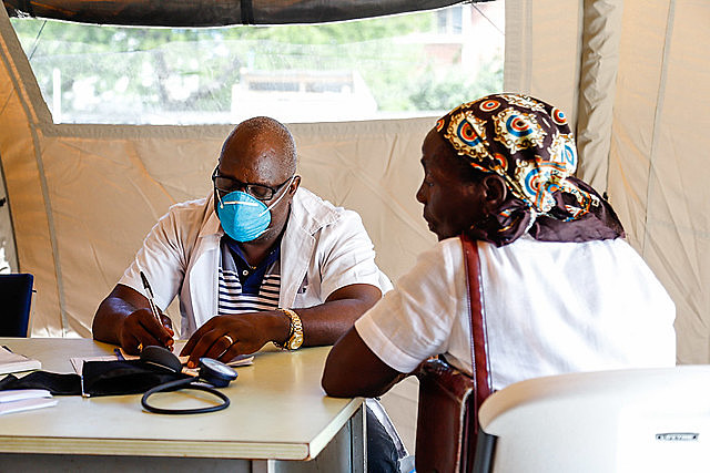 Un médico asiste a una ciudadana mozambiqueña en una de las siete carpas de asistencia médica en Beira, Mozambique