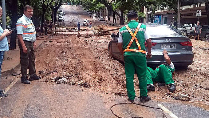 Ruas e praças da capital mineira foram destruídas pela chuva desta última terça (28)