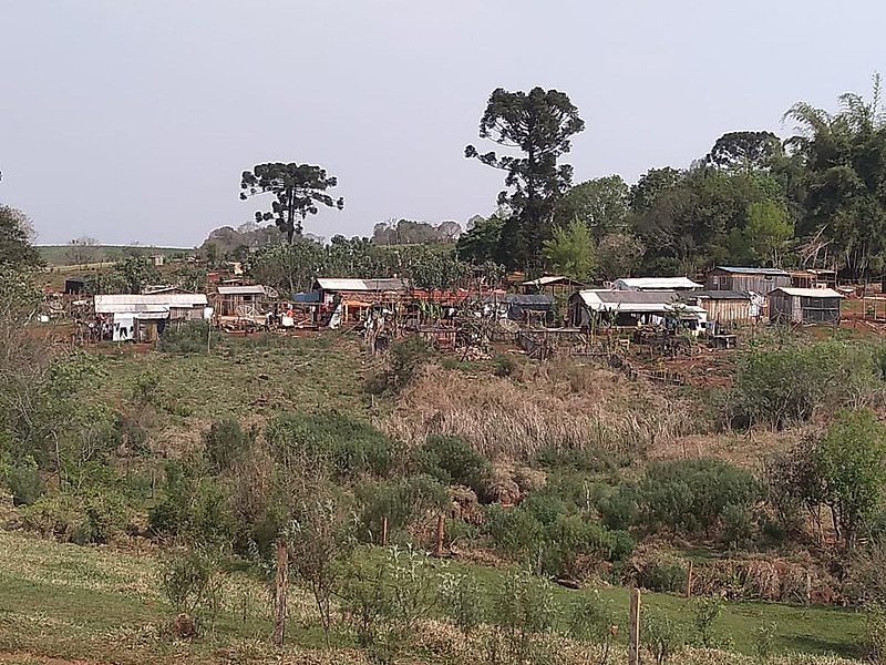 Comunidade produz milho, mandioca, hortaliças e possui 65 cabeças de gado de corte e para produção de leite, além de 120 suínos e 650 aves.