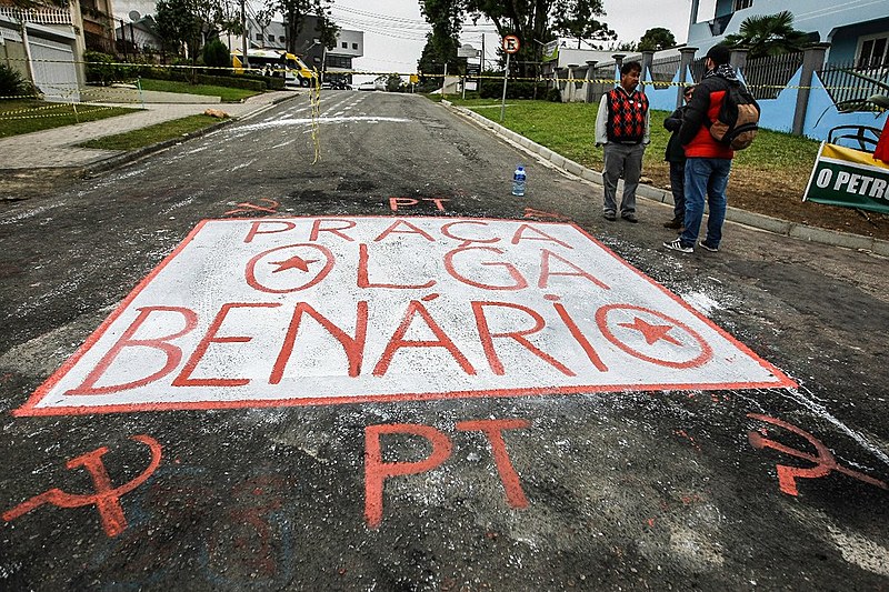 Representantes da Vigília revitalizaram pintura feita pelo delegado da Polícia Federal, Gastão Schefer Neto, onde escreveu "Bolsonaro 2018"