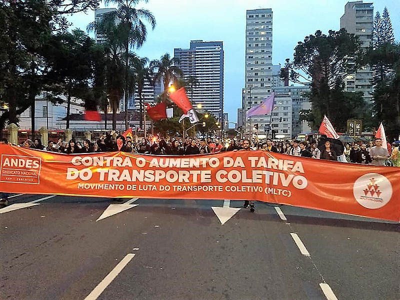 O passe livre e um modelo de transporte que seja realmente público foram  reivindicações feitas pelos estudantes presentes no ato. 