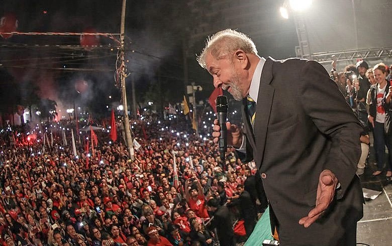Lula reuniu cerca de 30 mil no centro de Curitiba após prestar depoimento no dia 10 de maio