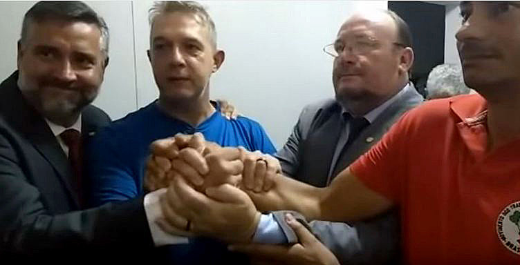 Geógrafo José Valdir Misnerovicz (de azul) entre apoiadores