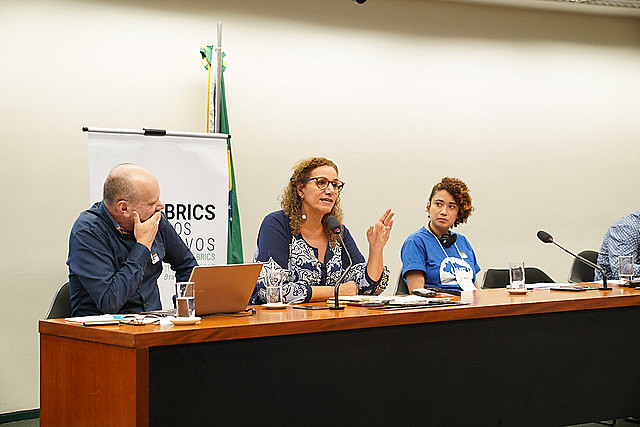 “Hay una bifurcación entre capitalismo y democracia”, afirmó Jandira Feghali, una de las ponentes de la mesa